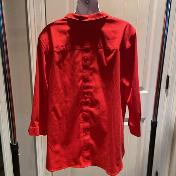 Chicos no iron 3/4 sleeve blouse with vibrant color and buttons up the back - Picture 5 of 6